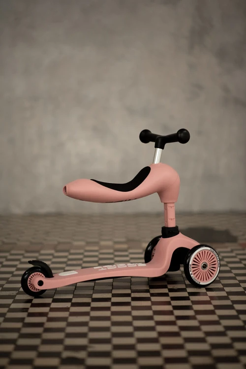 96270-4897033962704-SCOOTANDRIDE-Highwaykick-1-2w1-Jezdzik-i-hulajnoga-1-5-lat-Rose-lifestyle-(4).jpg
