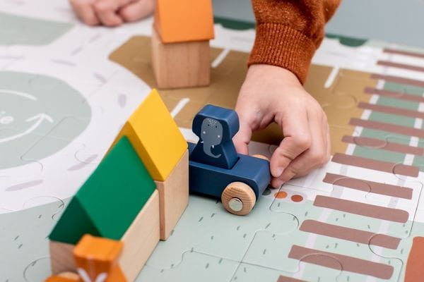 Puzzle Ruch Drogowy + 2 Samochody, Wesołe Zwierzaki i Klocki Drewniane Trixie Baby
