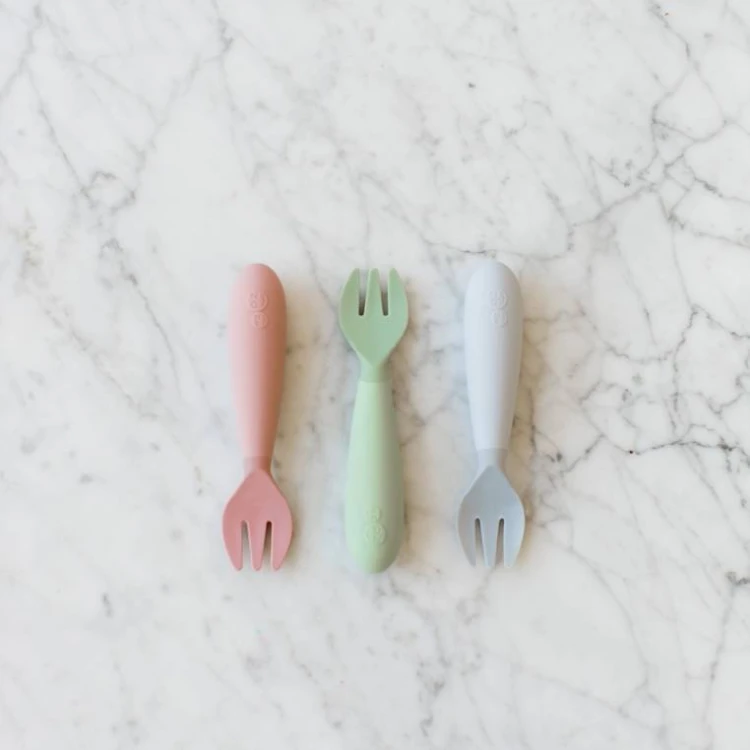 pol_pl_EZPZ-Komplet-silikonowych-sztuccow-Mini-Utensils-pastelowa-zielen-6233_15.jpg