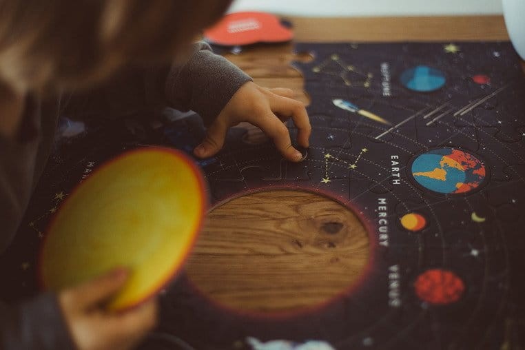 Puzzle Układ Słoneczny z elementami w kształcie planet 5+ Mudpuppy