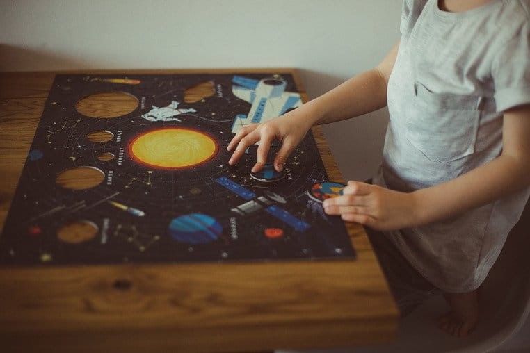 Puzzle Układ Słoneczny z elementami w kształcie planet 5+ Mudpuppy