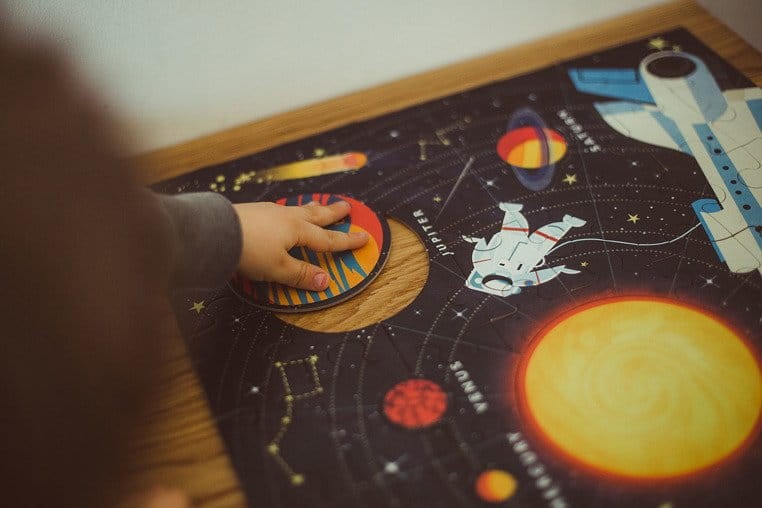 Puzzle Układ Słoneczny z elementami w kształcie planet 5+ Mudpuppy