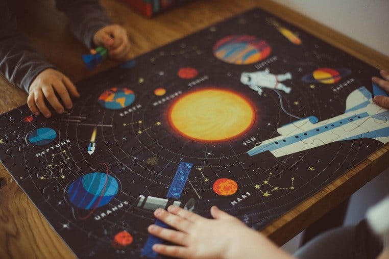 Puzzle Układ Słoneczny z elementami w kształcie planet 5+ Mudpuppy