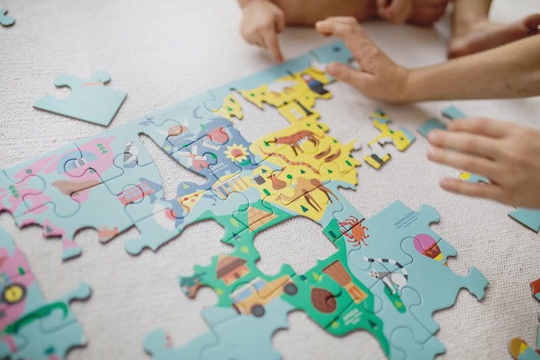 Puzzle Mapa Świata z elementami w kształcie budynków i zwierząt 5+ Mudpuppy