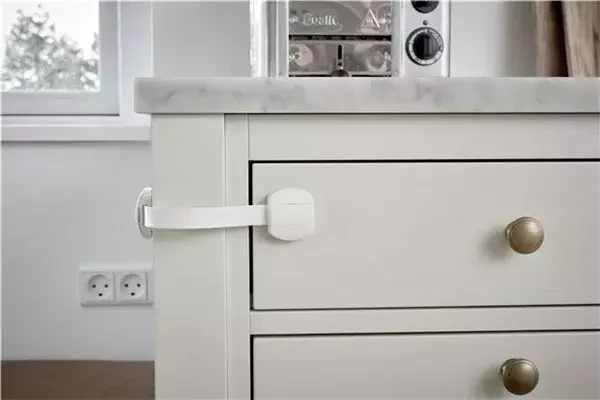 Baby Dan Blokada uniwersalna - Multi Lock white