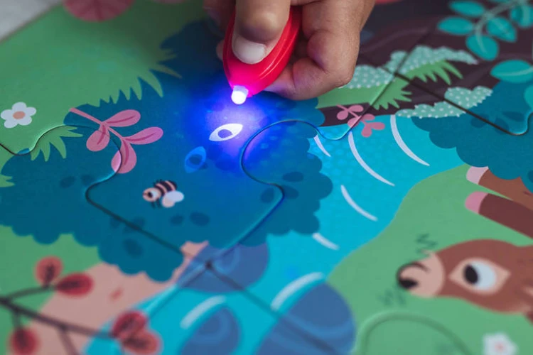 pol_pl_Swiecace-puzzle-z-mini-lampka-UV-Las-24-elementy-3-Janod-7623_28.jpg