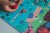 pol_pl_Swiecace-puzzle-z-mini-lampka-UV-Las-24-elementy-3-Janod-7623_29.jpg