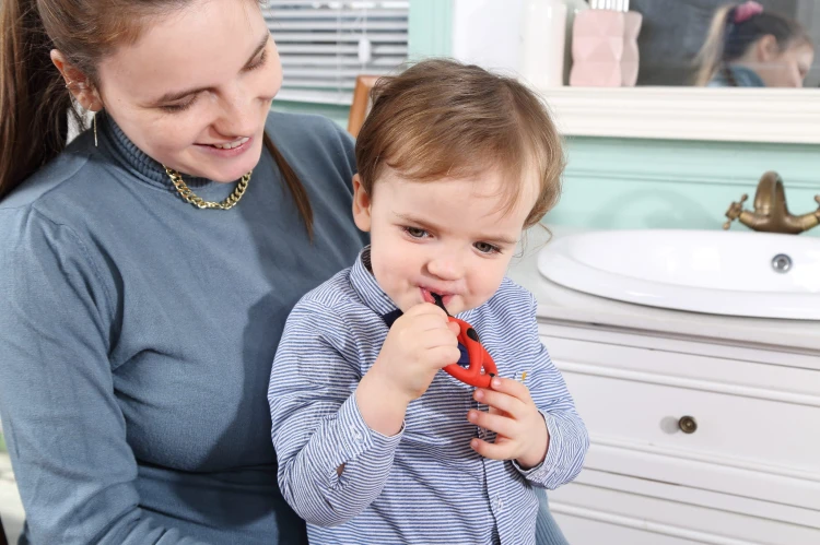 8115 Dori Ladybug Toddler's Training Toothbrush 4.jpg