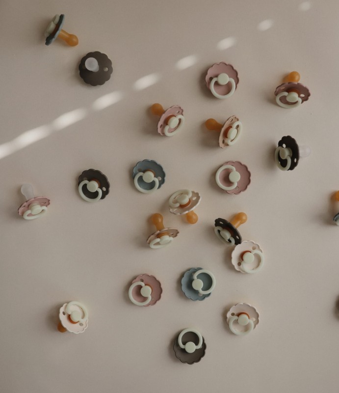 Smoczek uspokajający Night Daisy Kauczuk French Grey 6-18m FRIGG