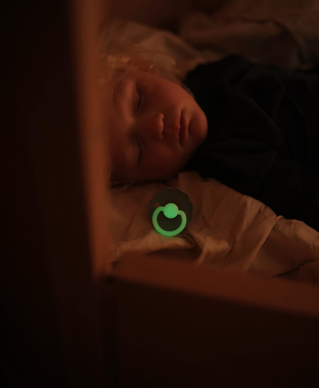 Smoczek uspokajający Night Daisy Kauczuk French Grey 6-18m FRIGG