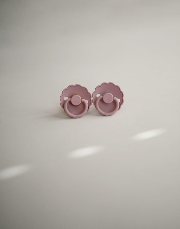 Smoczek uspokajający Daisy Kauczuk Baby Pink 6-18m FRIGG