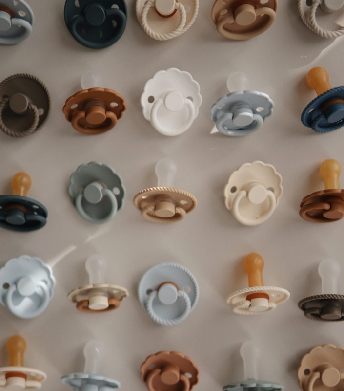 Smoczek uspokajający Rope Kauczuk Cream 6-18m FRIGG