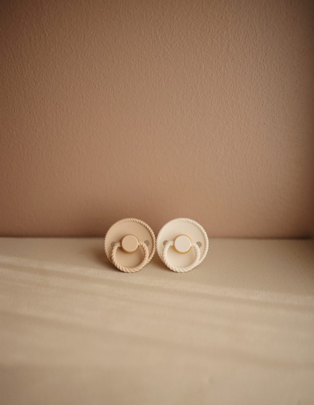 Smoczek uspokajający Rope Kauczuk Croissant 0-6m FRIGG