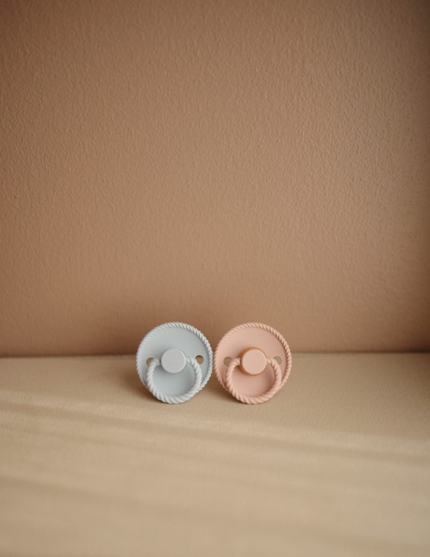 Smoczek uspokajający Rope Kauczuk Powder Blue 0-6m FRIGG