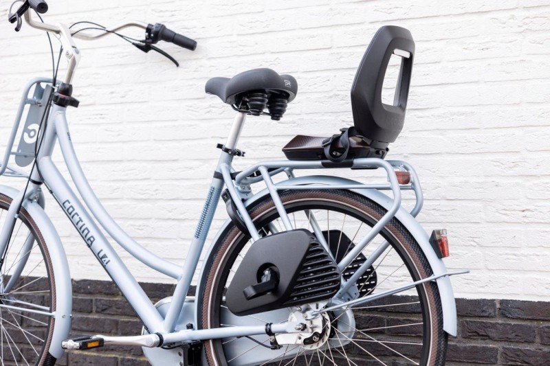 Fotelik rowerowy Bobike Junior ONE black/dark brown