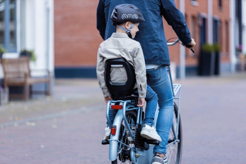 Fotelik rowerowy Bobike Junior ONE black/dark brown