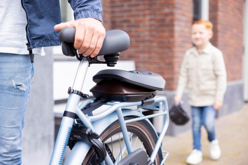 Fotelik rowerowy Bobike Junior ONE black/dark brown