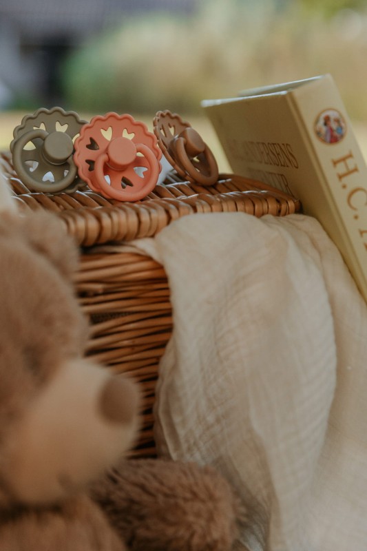 Smoczek uspokajający Fairytale X H.C. Andersen Dziewczynka z zapałkami Kauczuk 0-6m FRIGG