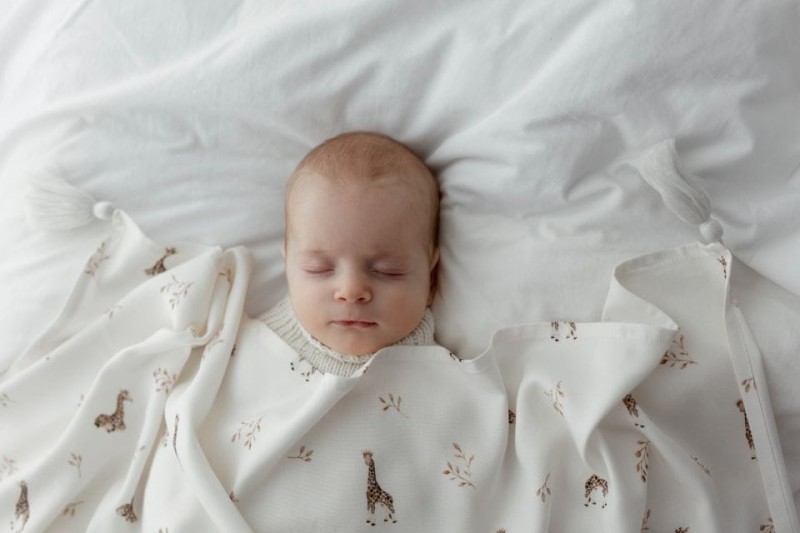 Bambusowy otulacz 75x100 - giraffes my memi