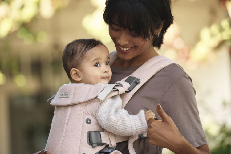 pol_pl_BABYBJORN-nosidelko-Harmony-Woven-Jasny-roz-melanz-34197_1.jpg