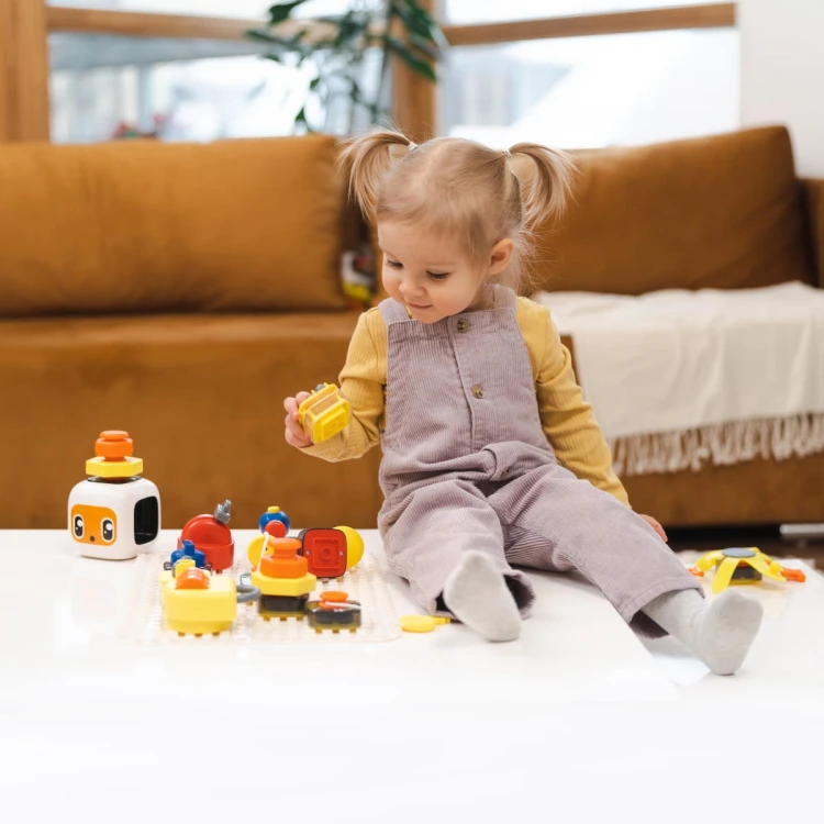 5-lifestyle-tablica-manipulacyjna-montessori-dla-dzieci-z-kostka-i-doczepianymi-elementami-topbright (3).jpg