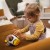 6-lifestyle-tablica-manipulacyjna-montessori-dla-dzieci-z-kostka-i-doczepianymi-elementami-topbright.jpg