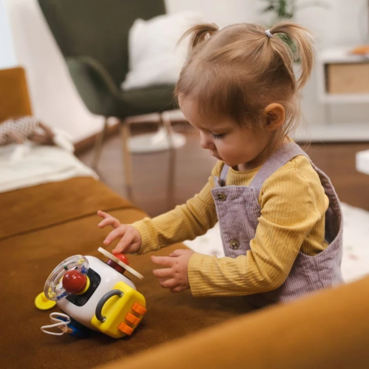 6-lifestyle-tablica-manipulacyjna-montessori-dla-dzieci-z-kostka-i-doczepianymi-elementami-topbright.jpg