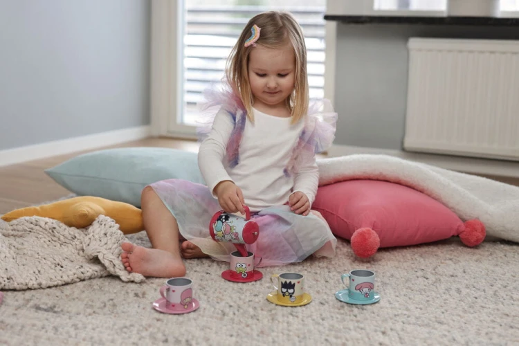 big_I-70000600-Hello-Kitty-tea-set-2.jpg