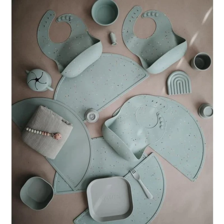 mushie-sliniak-silikonowy-cambridge-blue-confetti (2).jpg