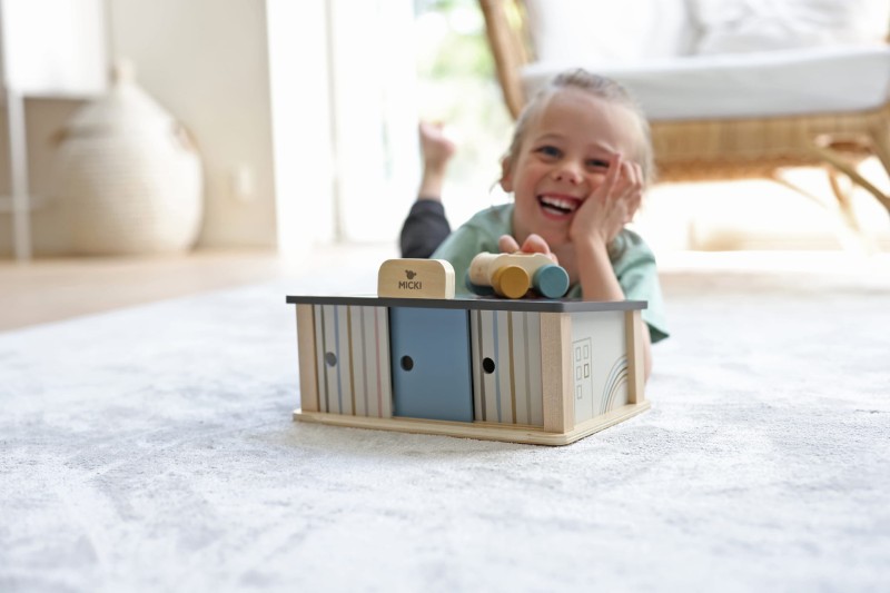 Drewniany garaż zabawka dla dzieci zabawa samochodami warsztat auta Micki