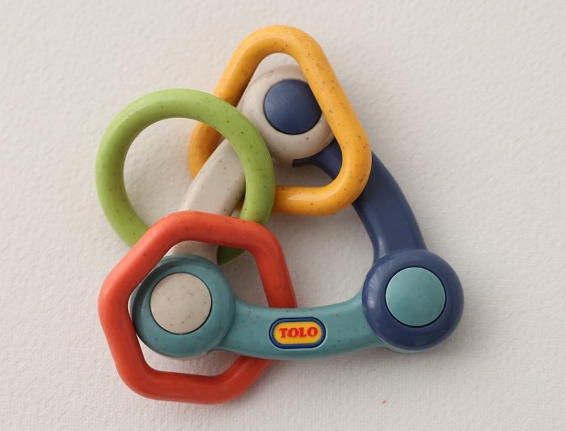 Grzechotka trójkątna dla niemowlaka 3m+ TOLO Bio