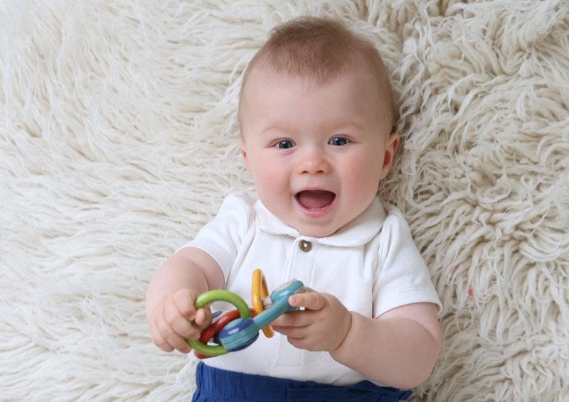 Grzechotka trójkątna dla niemowlaka 3m+ TOLO Bio