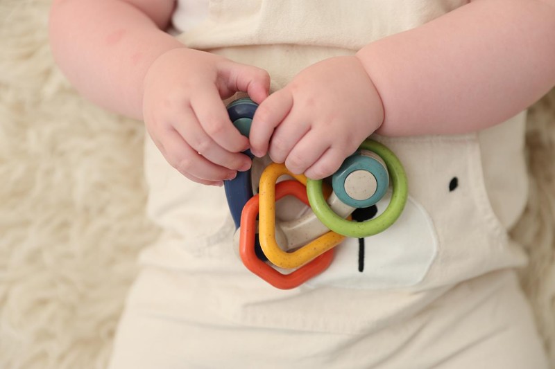 Grzechotka trójkątna dla niemowlaka 3m+ TOLO Bio