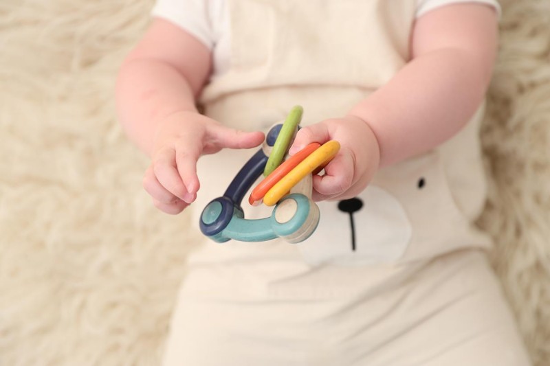 Grzechotka trójkątna dla niemowlaka 3m+ TOLO Bio