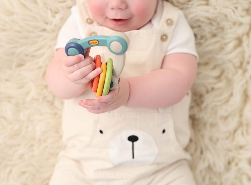 Grzechotka trójkątna dla niemowlaka 3m+ TOLO Bio