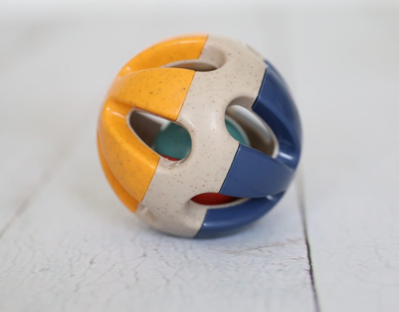 Piłka grzechotka dla niemowlaka 3m+ TOLO Bio