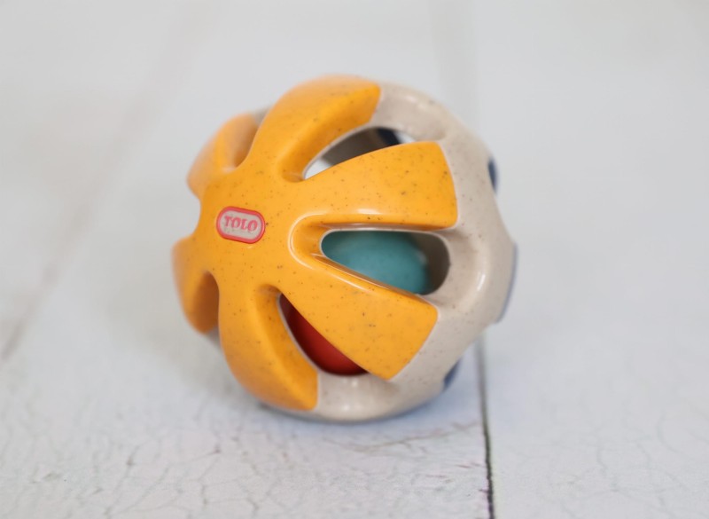 Piłka grzechotka dla niemowlaka 3m+ TOLO Bio