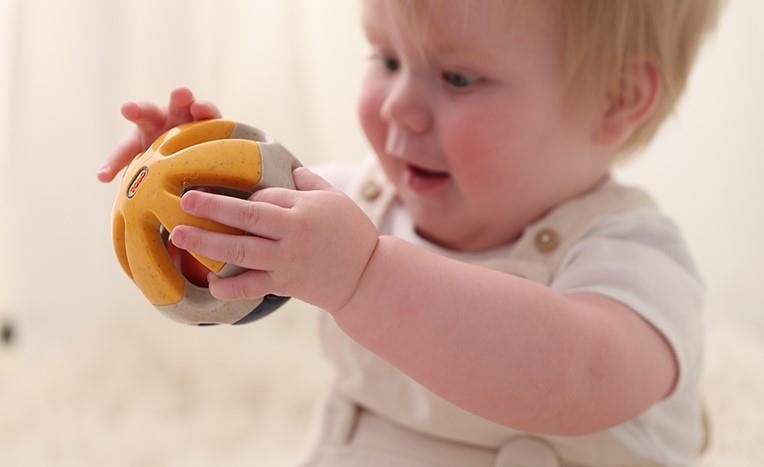 Piłka grzechotka dla niemowlaka 3m+ TOLO Bio
