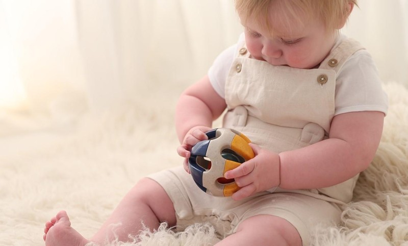 Piłka grzechotka dla niemowlaka 3m+ TOLO Bio