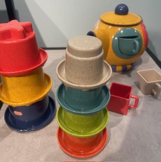 Tęczowa wieża z kubków do układania 6m+ TOLO Bio