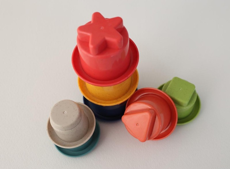 Tęczowa wieża z kubków do układania 6m+ TOLO Bio