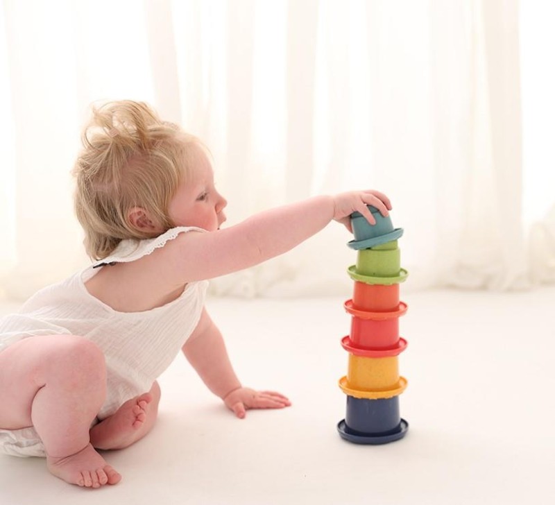 Tęczowa wieża z kubków do układania 6m+ TOLO Bio