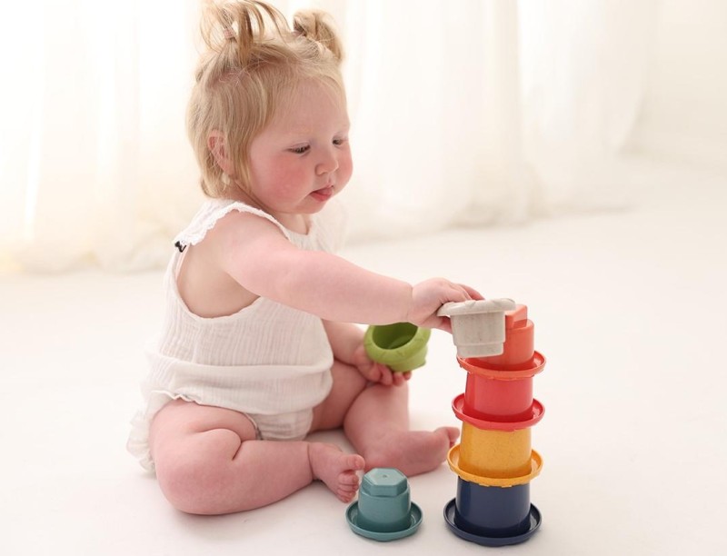 Tęczowa wieża z kubków do układania 6m+ TOLO Bio