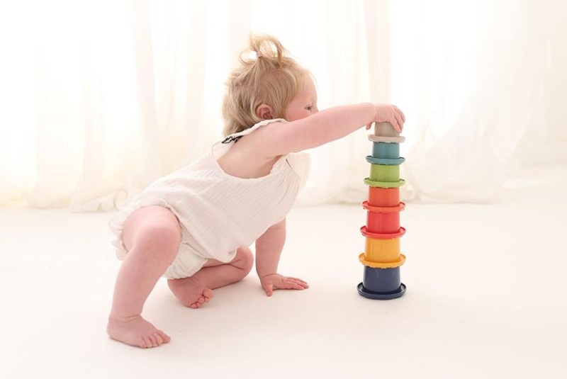 Tęczowa wieża z kubków do układania 6m+ TOLO Bio