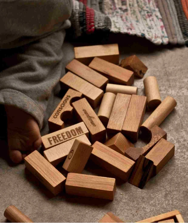 Drewniane Klocki Peace & Love w Skrzynce – 108 elementów Wooden Story
