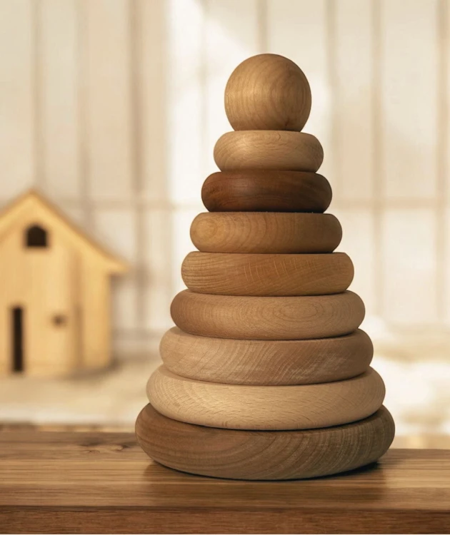 Drewniana Piramida Okrągła – Naturalna Wooden Story