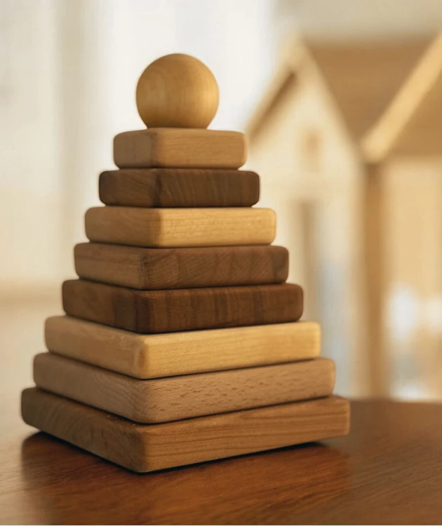 Drewniana Piramida Kwadratowa – Naturalna Wooden Story