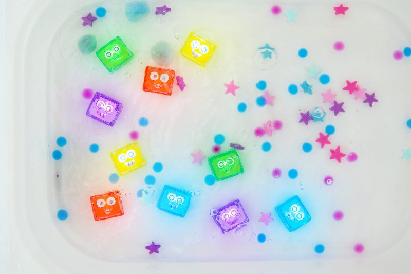 Kostki sensoryczne świecące w wodzie Sammy zabawka kąpielowa kolor czerwony Glo Pals