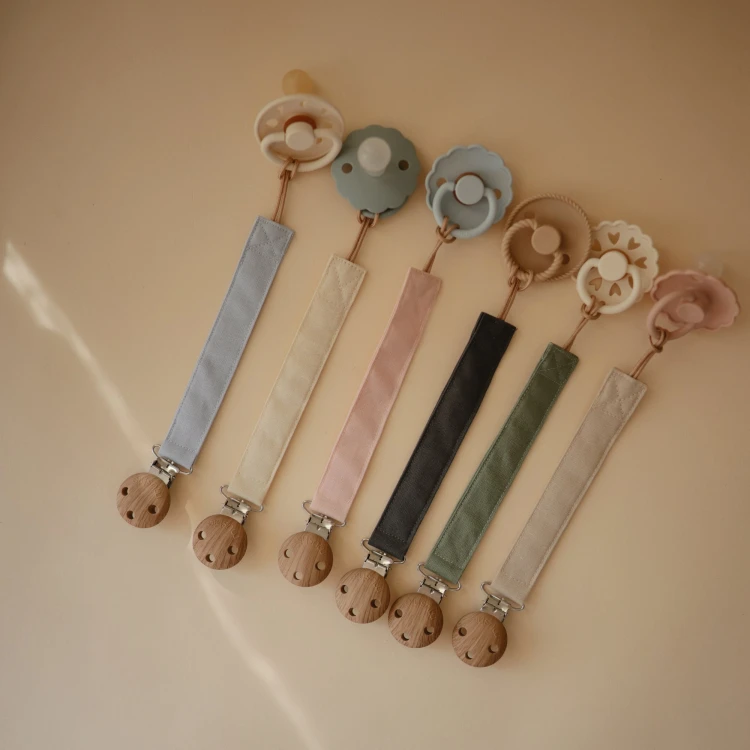LinenPacifierClip_08.jpg