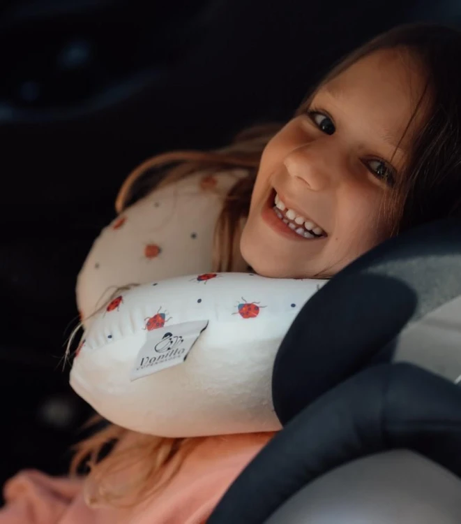 Poduszka podróżna rogal Travel Ladybug dla dzieci Vanilla Copenhagen